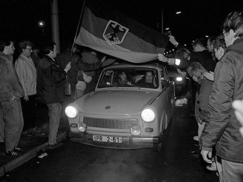 “Berlin divarını yıxan jurnalist” vəfat edib
