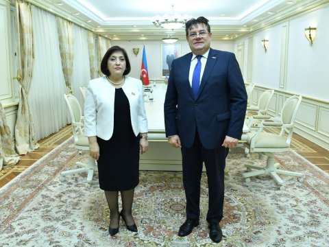 Spiker Rumıniyanın Azərbaycandakı səfiri ilə görüşüb