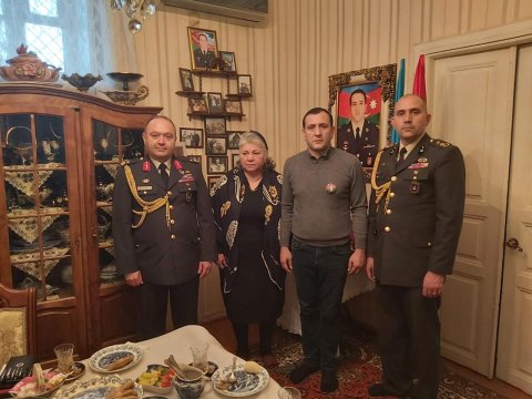 Türkiyəli general azərbaycanlı şəhid anasını ziyarət etdi