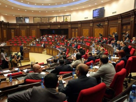 Ombudsman deputatlarla “söz atışması”na çıxdı  