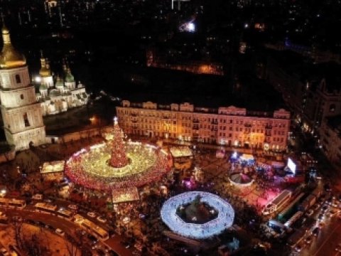Kiyevdə 31 metrlik yolka quruldu