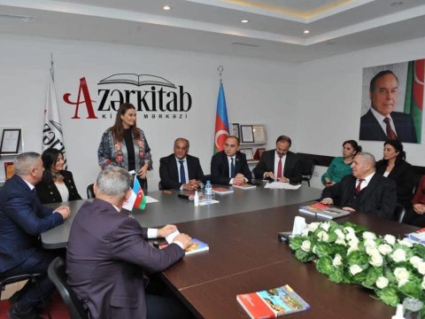 Qənirə Paşayevanın “Sirlər dünyasına səyahət: MİSİR” kitabı təqdim olundu