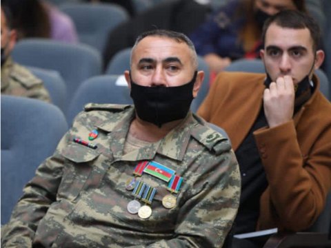 Şagirdləri ilə birgə döyüşən, qrup yoldaşlarıyla müharibədə qarşılaşan MÜƏLLİM