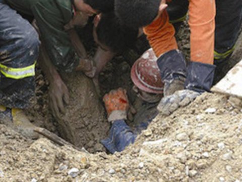 Fəhlə torpaq uçqunu altında qalaraq ÖLDÜ