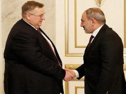 Paşinyan Overçukla Zəngəzur dəhlizini müzakirə etdi