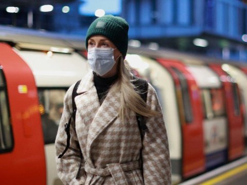 Britaniyada yoluxma ilk dəfə yüz mini ötdü