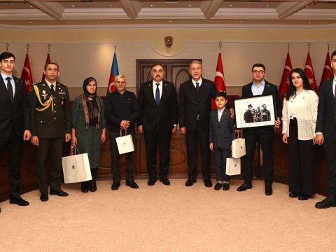 Akar şəhid Valeh Məmiyevin ailəsi ilə görüşdü - Fotolar + Video