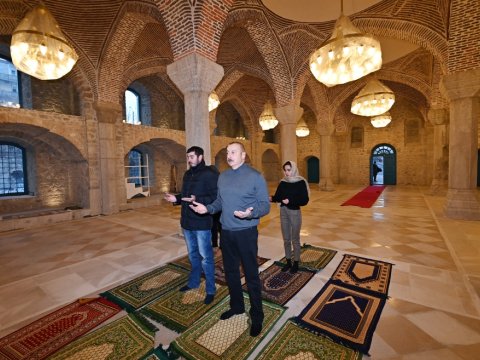 Prezident və ailəsi Yuxarı Gövhər Ağa məscidində dua etdilər - VİDEO