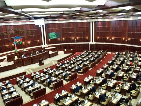 Deputatlar sığorta stajının azaldılmasını təsdiqlədi
