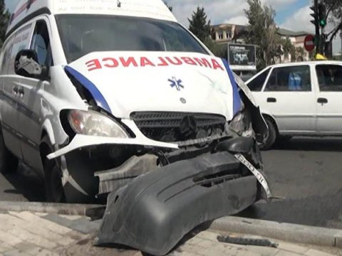 COVID xəstəsini aparan təcili yardım QƏZAYA DÜŞDÜ