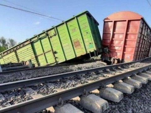 İranda qatar relsdən çıxdı - 14 vaqon aşdı