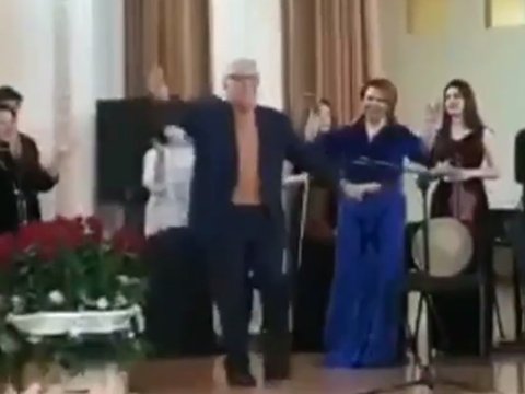 Fərhad Bədəlbəyli rəqsi ilə tələbələri coşdurdu - VİDEO