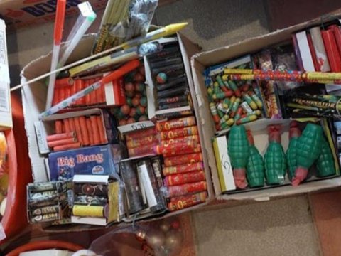 Mağazada pirotexniki vasitələr satan saxlanıldı