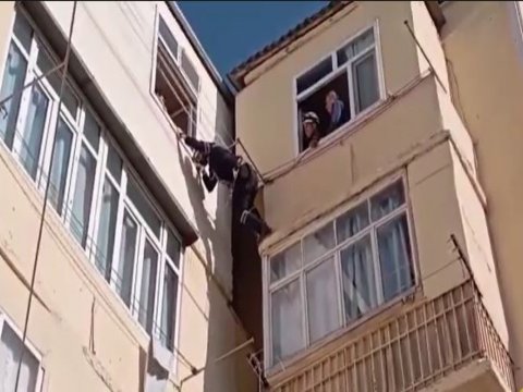 Beşinci mərtəbədə köməksiz qalan uşaq xilas edildi - VİDEO