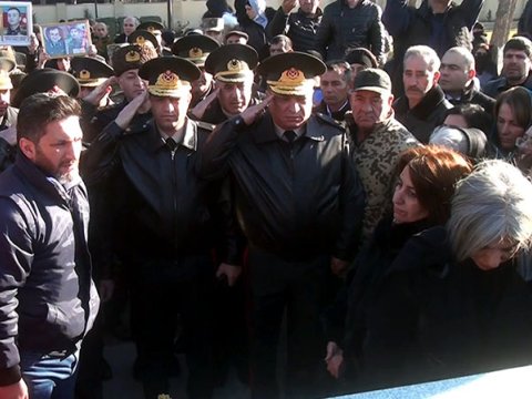Müdafiə Nazirliyinin rəsmiləri Polad Həşimovun məzarının ZİYARƏTİNDƏ