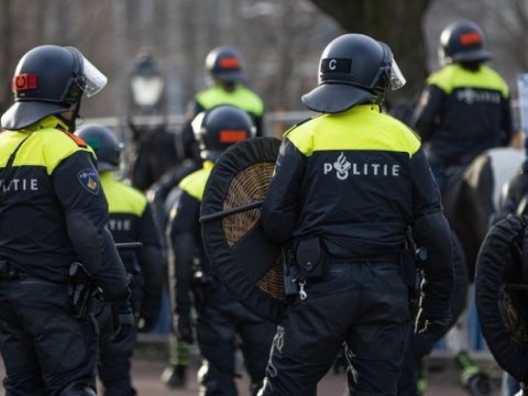 Amsterdamda aksiya - Polislə etirazçılar toqquşdu