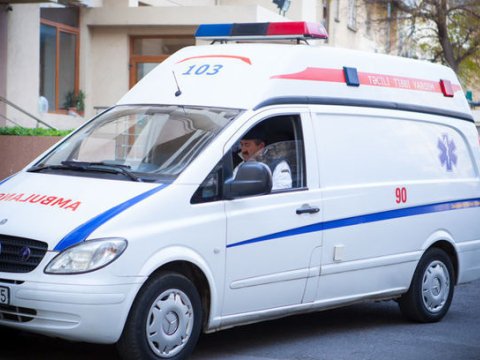 Xəstə anası üçün gələn təcili yardım işçilərini TƏHQİR ETDİ