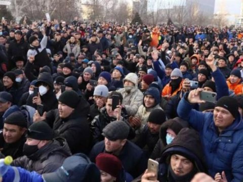 Qazaxıstan hökuməti istefa ilə ASAN YOL SEÇDİ
