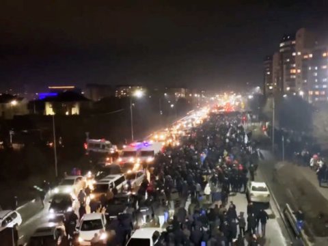 Etirazçılar prezidentin iqamətgahına daxil olmağa hazırlaşırlar