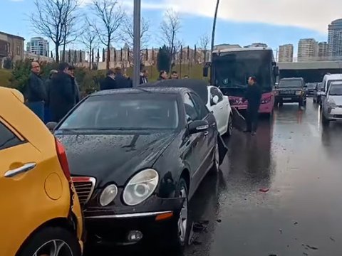 Bakıda avtobus maşınlara çırpıldı - VİDEO