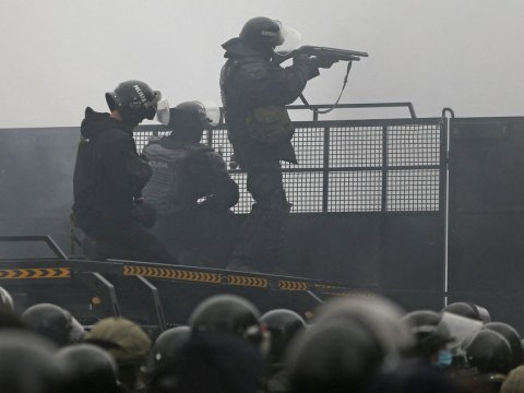 Qazaxıstanda indiyədək 8 polis və hərbçi həlak olub
