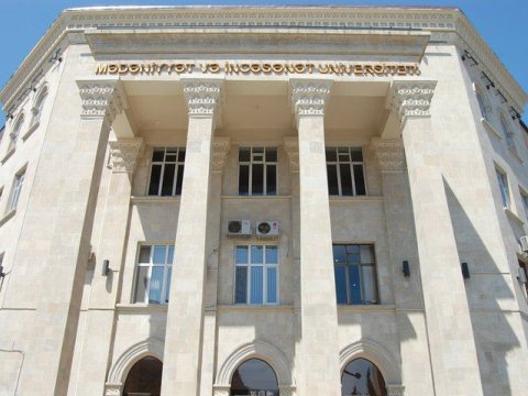 Adları divara yazılan tələbələr: 