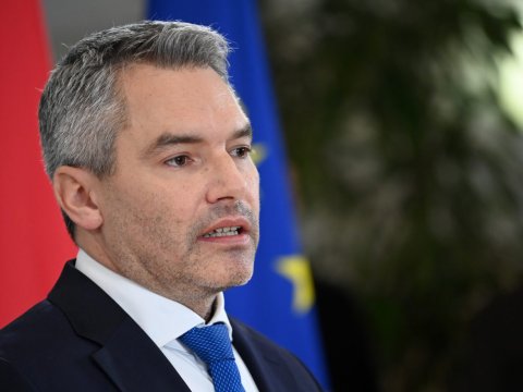 Kansler koronavirusa yoluxdu