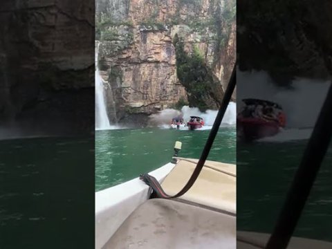 Turistlərin qayığının üzərinə qaya parçası düşdü - Video