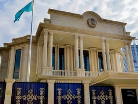 Qazaxıstanın Azərbaycandakı səfirliyində bayraq ENDİRİLİB