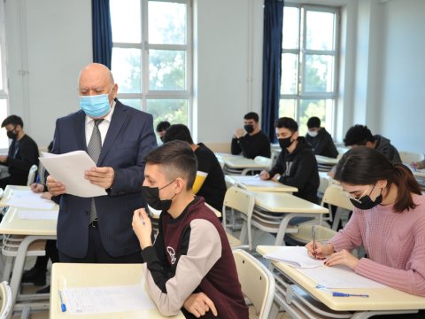 Rektor imtahanların gedişini izlədi