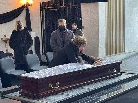 Vəzirovun tabutu başında ağlayan qadın kim idi? - FOTO