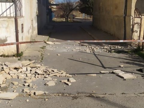 Güclü külək Bakıda fəsadlar törətdi - VİDEO