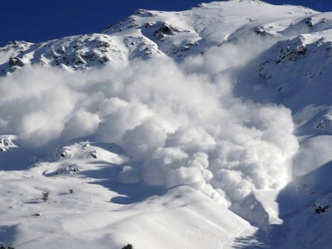 Turistlər qar uçqununa düşdü