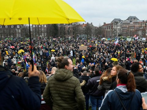 Amsterdamda COVID qadağaları əleyhinə kütləvi aksiyalar