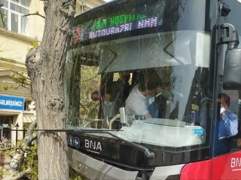 Paytaxtda iki avtobus qəzası - Xəsarət alan var