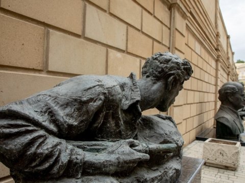 Dünya ölkələrində heykəllərə HÜCUM - Biz Tağıyevin təsbehi ilə yaxşı qurtardıq - FOTOLAR