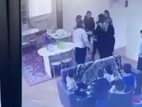 Tərbiyəçi ilə valideyn arasındakı davanın VİDEOSU