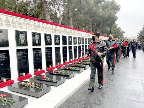 Müdafiə Nazirliyinin əməkdaşları şəhidləri yad etdilər