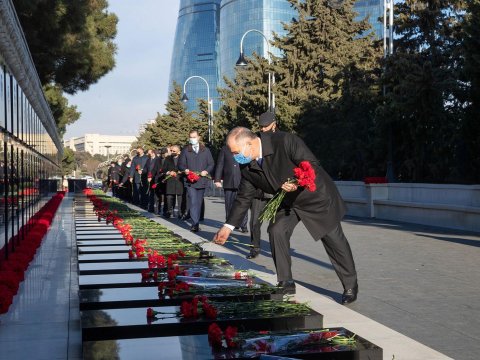 DTX-nın işçiləri Şəhidlər xiyabanında - FOTO