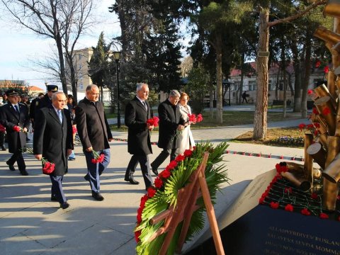 Binəqədidə “Güllə yağışı” abidəsi ziyarət edilib - FOTOLAR