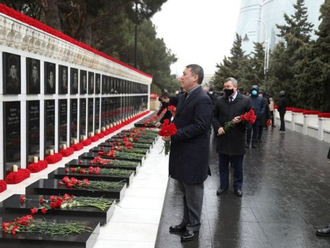 Qazaxıstan səfiri Şəhidlər xiyabanında - FOTO 
