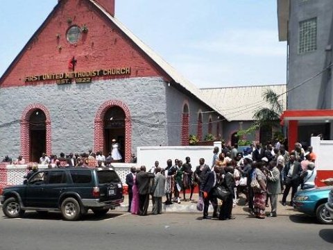 Ayin zamanı kilsəyə hücum: 30 nəfər ölü