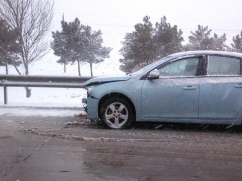 Qarlı hava qəzaya səbəb oldu - Yaralılar var