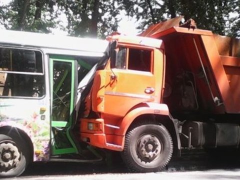 Sərnişin avtobusu “KamAZ”a çırpıldı - Xəsarət alan var