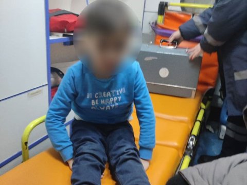 Uşağın ayağı eskalatorun pilləkənləri arasında qaldı - VİDEO
