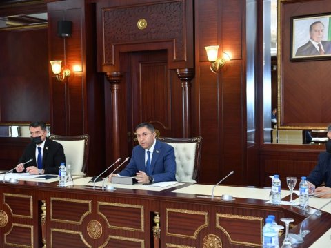 Milli Məclisin komitəsi hesabat verir