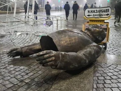 Nazarbayevin dağıdılan heykəlinin aqibəti necə olacaq?