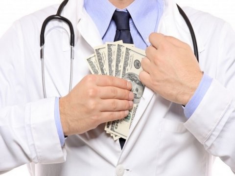 Həkimlərin maaşı: 6500 manatdan çox alanlar var