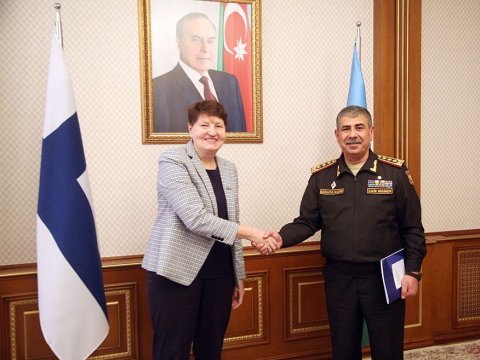Müdafiə naziri Finlandiya nümayəndə heyəti ilə görüşdü