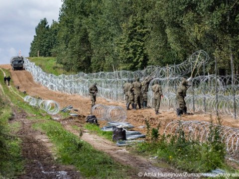 Polşa Belarusla sərhədə yeni divar tikir